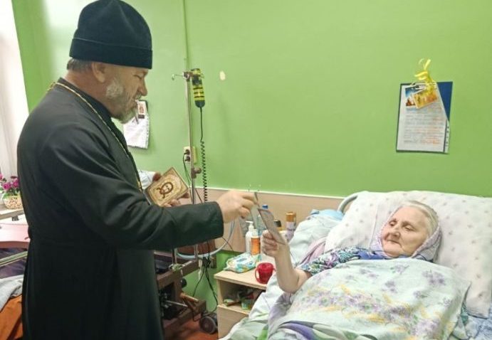 После праздничной Божественной литургии сестры сестричества посетили своих подопечных в Отделении сестринского ухода при Центральной районной больнице