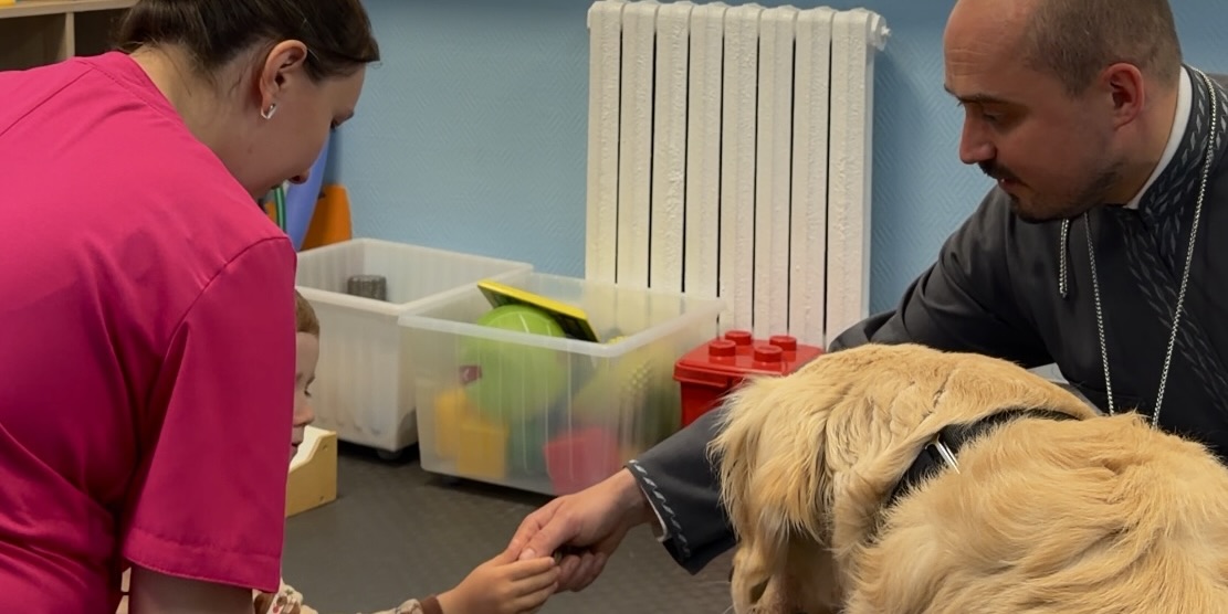 Встреча собаки-терапевта с детками с РАС