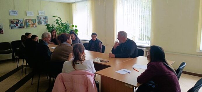 Протоиерей Александр Микицкий принял участие в круглом столе для родителей, чьи дети признаны нуждающимися в государственной защите