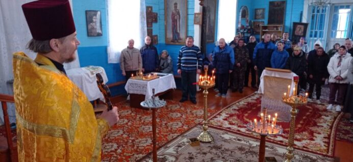 Насельники пансионата «Колосок» молились за Литургией в храме деревни Слободка